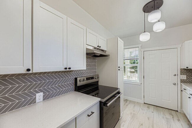 Foto del edificio - Breathtaking Renovation! Oversized 2 Bed 1...