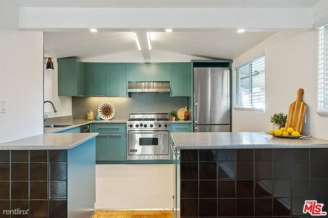 Foto del edificio - 3 br, 2 bath House - 8730 Hollywood Hills Rd
