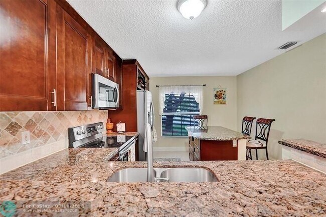 Foto del edificio - 10857 NW 46th Dr