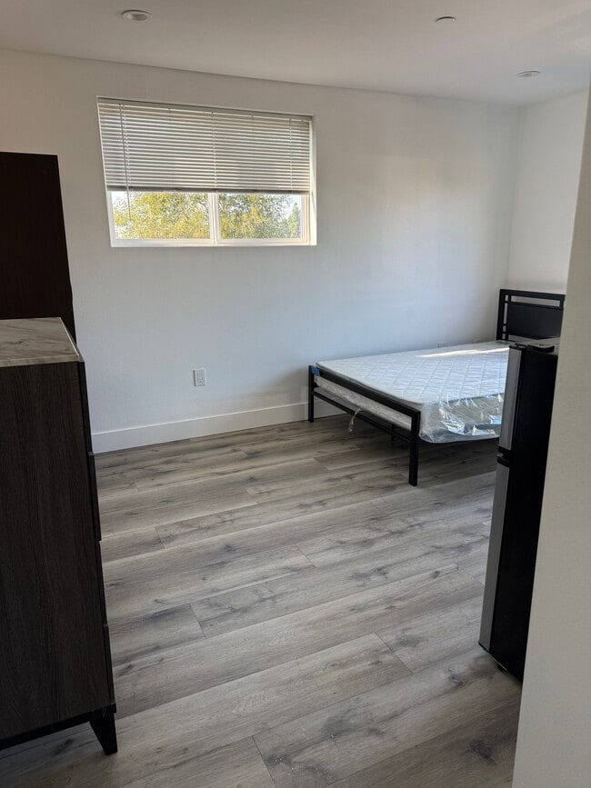 Building Photo - 1110 E 40th Pl