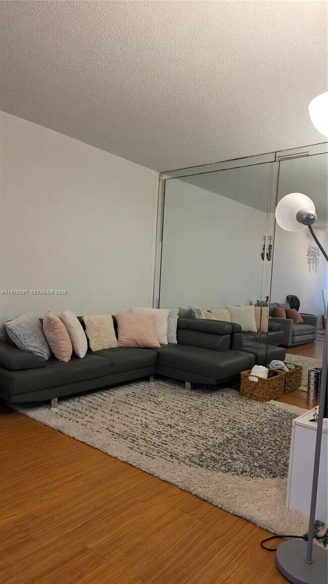 Foto del edificio - 750 NE 199th St