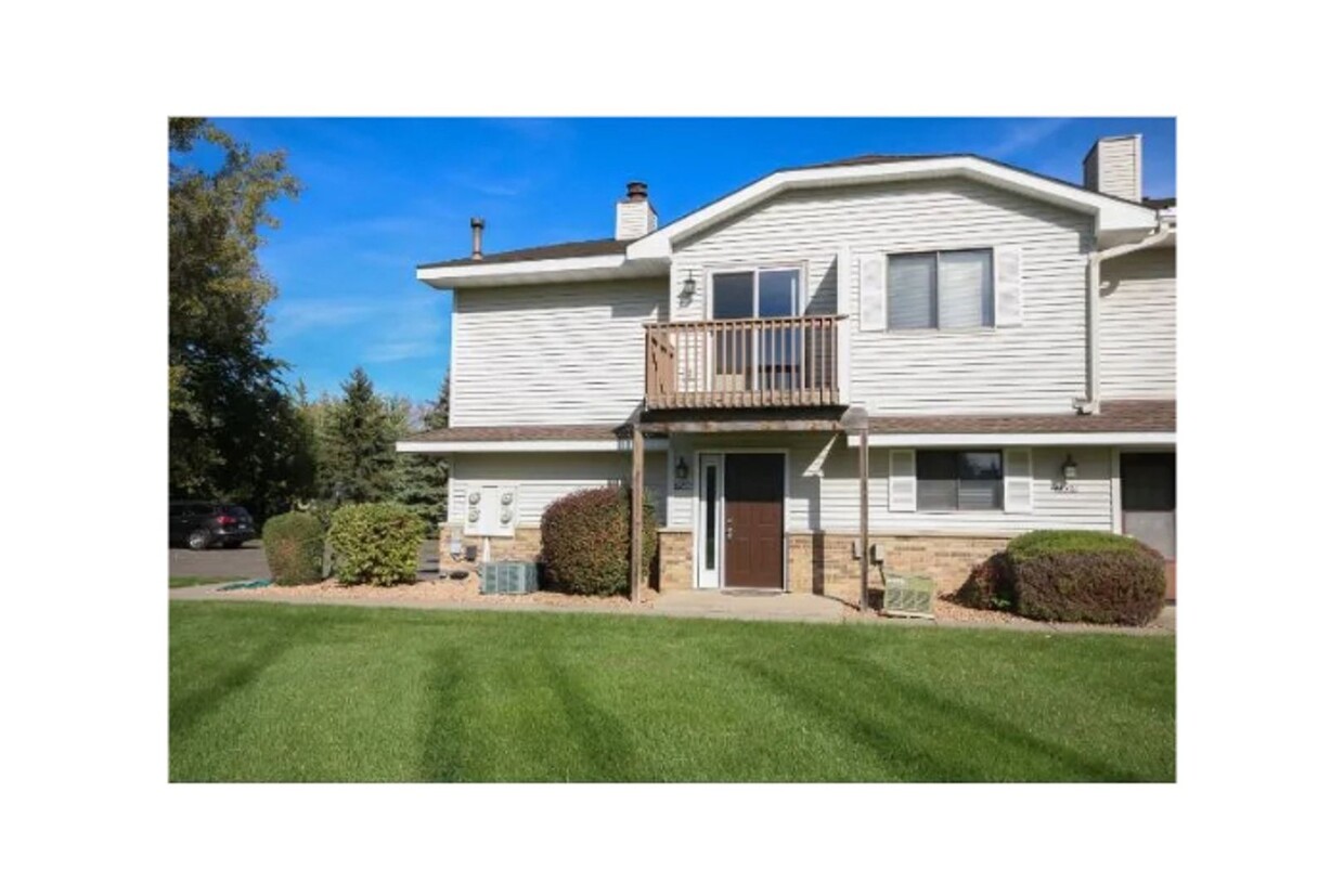 Foto principal - Spacious 2 Bedroom Townhome in Maple Grove!