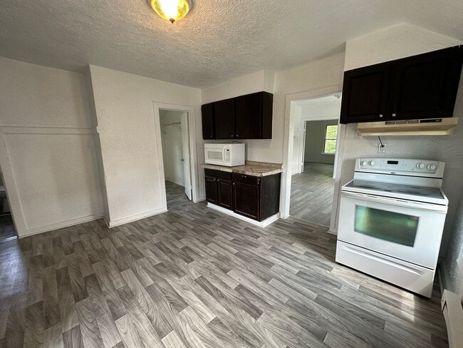 Building Photo - 1065 Caulfield Ave SW