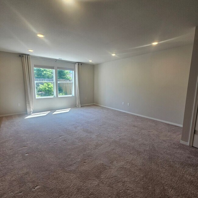 Foto del edificio - Move-In Ready 3 Bed, 2.5 Bath Home in Desirable Port Orchard Neighborhood