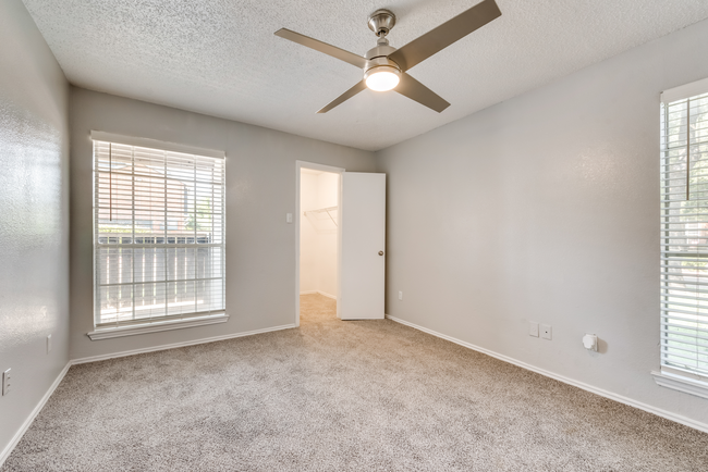 A1 master bedroom - Mason Ridge Apartment Homes