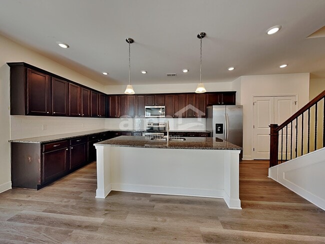 Building Photo - 5702 Lakemont Dr