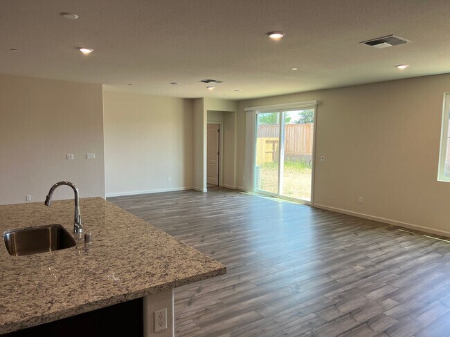Building Photo - Gorgeous Newer Meadowlands Residence 3 Model, 4 Bedroom Unit