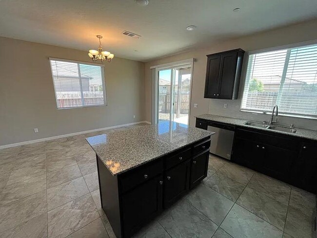 Building Photo - 3 bed, 2 bath is located in a newly establ...