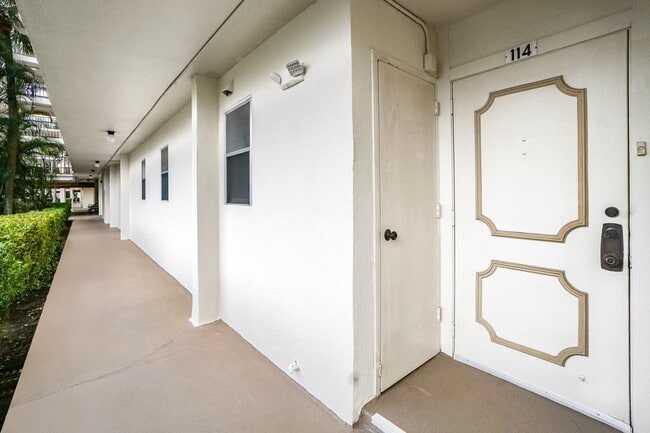 Building Photo - 3951 Via Poinciana