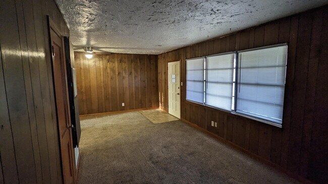 Foto del edificio - 2412 W Irving St