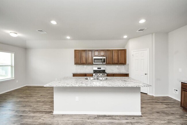 Building Photo - 2214 Welborn Dr