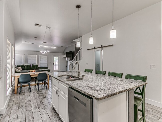 Foto del edificio - Beautiful Home in North Rose Lake + 5 Bedrooms + Deer Creek Schools + Storm Shelter