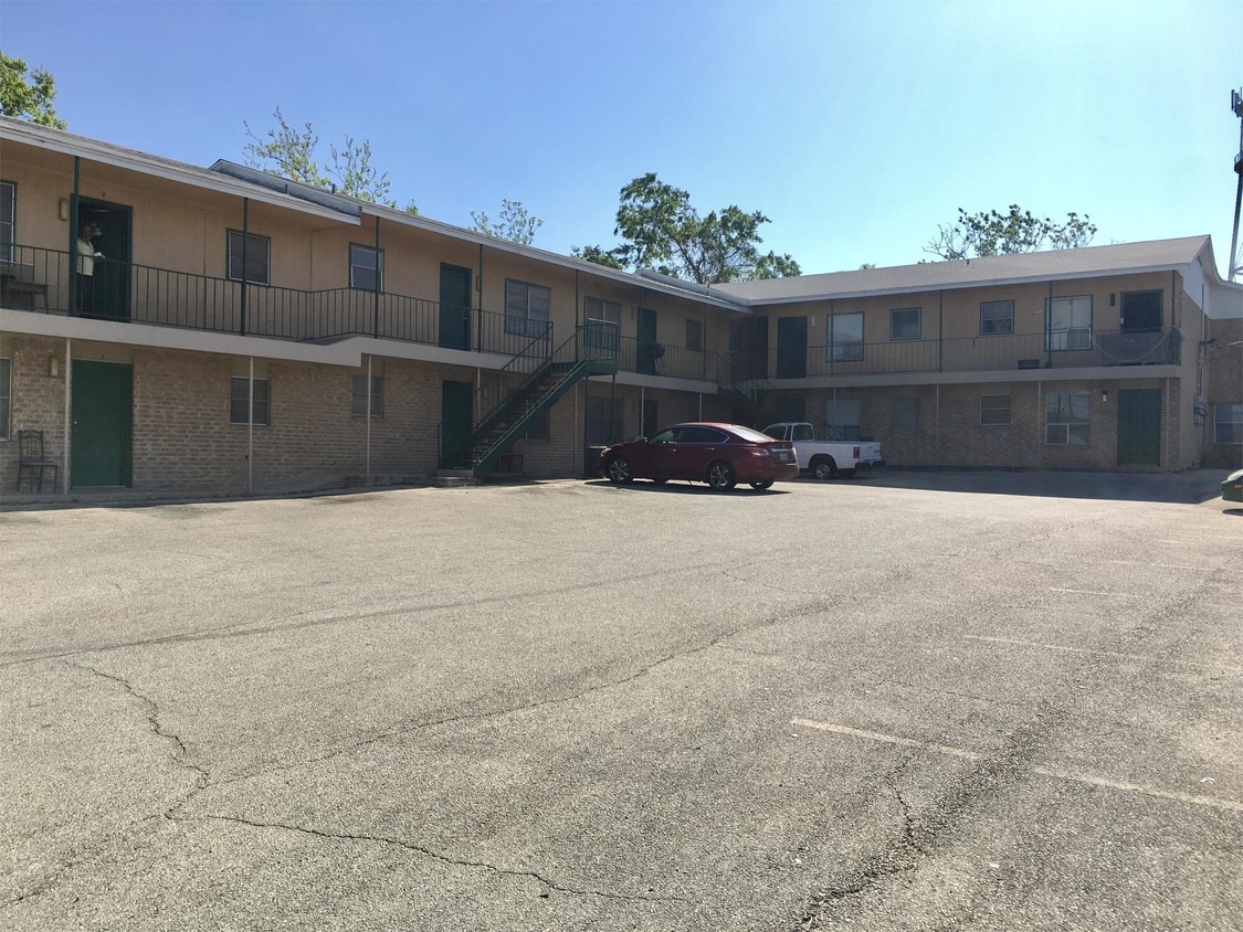 Foto principal - 1202 N College St
