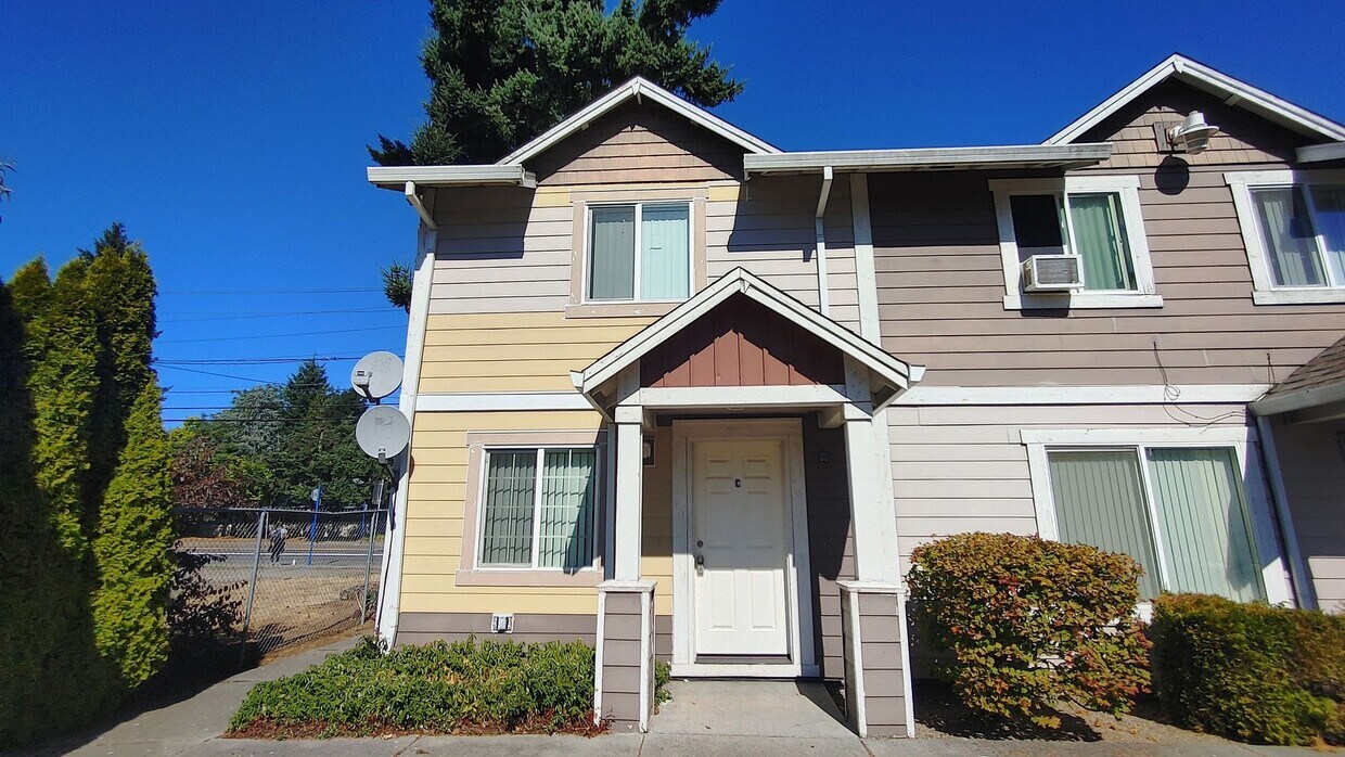 13324 SE Stark St, Portland, OR 97233 Townhome Rentals in Portland OR