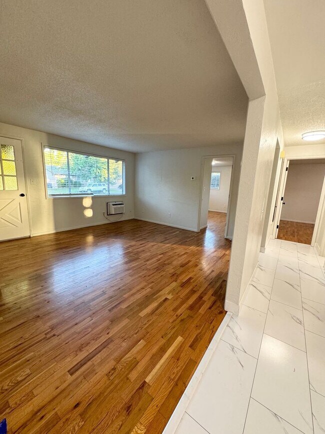 Building Photo - AVAILABLE NOW 2 bed/1 bath Duplex in East ...