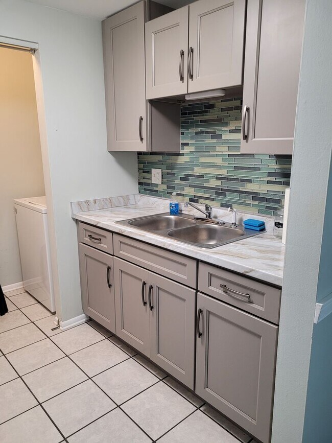 Foto del edificio - Charming 2-Bedroom, 2-Bathroom Condo in Wi...