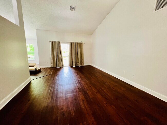 Building Photo - 2485 Stonegate Dr
