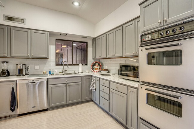 Building Photo - 21 Walking Diamond Dr