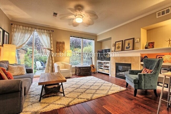 Building Photo - 2 Bed, 2 Bath Townhouse Near Forest Height...