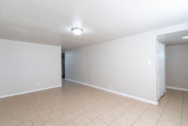 Building Photo - WEST SIDE 3 BEDROOM/ 1.5 BATH HOME AVAILABLE NOW!