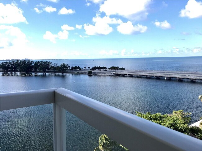 Foto del edificio - 2451 Brickell Ave