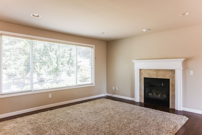 Building Photo - Stunning Turn-Key Gem in Kingsgate! Your D...