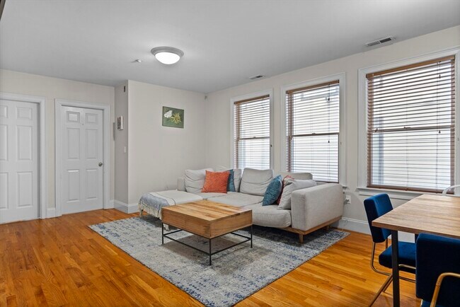 Foto del edificio - 320 W Broadway