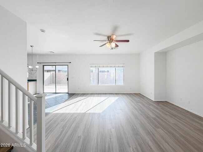 Foto del edificio - 1009 E IRIS Dr