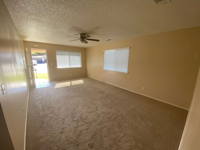 Building Photo - 3 bedroom 2 bath and Move in Ready in Lemo...