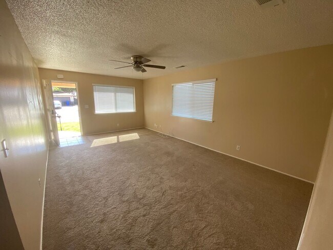 Foto del edificio - 3 bedroom 2 bath and Move in Ready in Lemo...