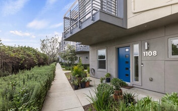 Building Photo - 2753 Waverly Dr