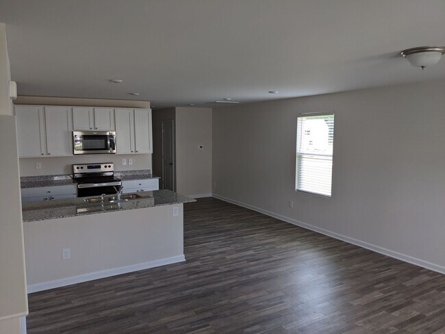 Foto del edificio - 3-Bedroom End Unit Townhome w/ Garage-Salisbury