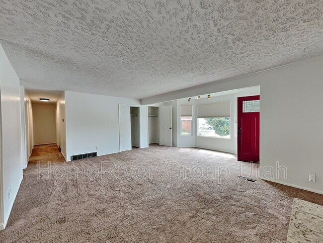 Building Photo - 892 E 3250 N