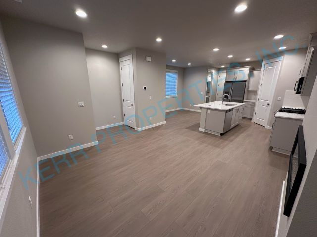 Foto del edificio - Spacious 3-Bed Townhouse with 2.5 Baths in Charming Happy Valley!