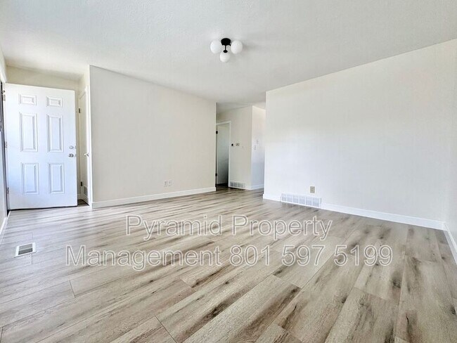 Building Photo - 825 E 760 N