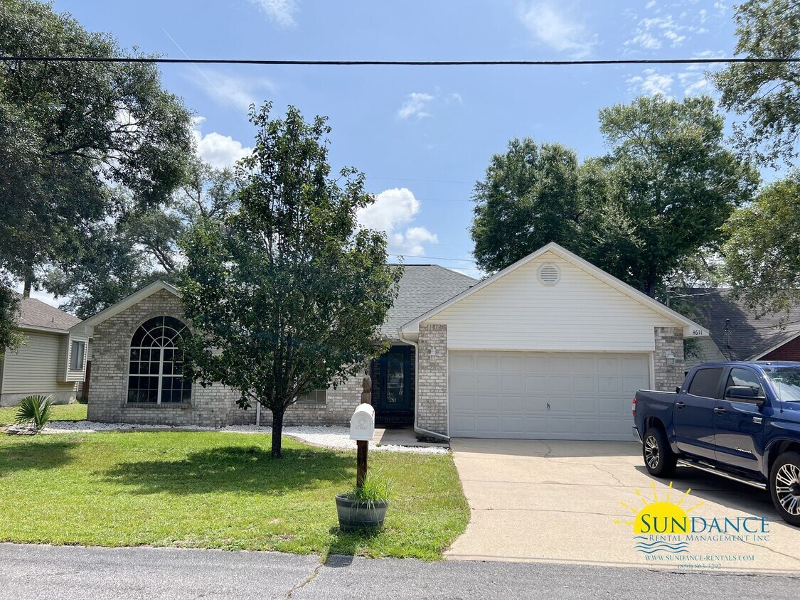 Foto principal - Charming 3-Bedroom Home with Outdoor Perks...