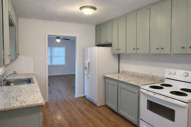 Building Photo - 502 Breezy Ln