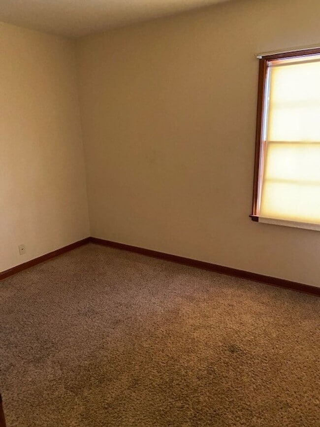 Building Photo - 3 bedroom 1 bathroom house near Concordia