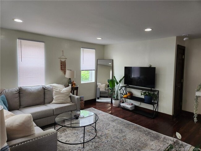 Foto del edificio - 2 Lyons Rd