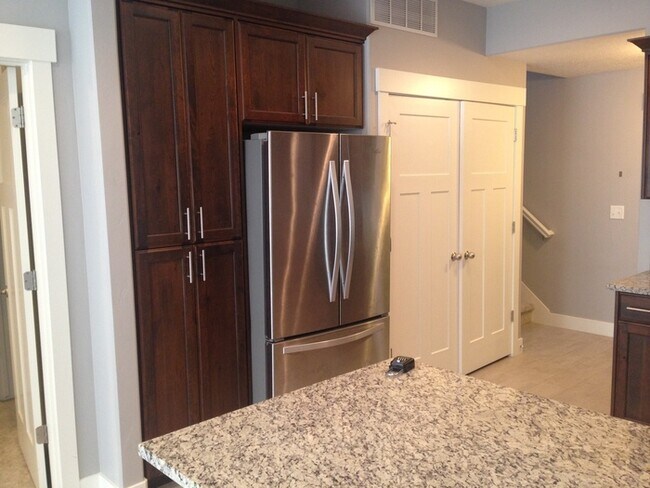 Building Photo - Awesome West Jordan Townhome - Great Locat...