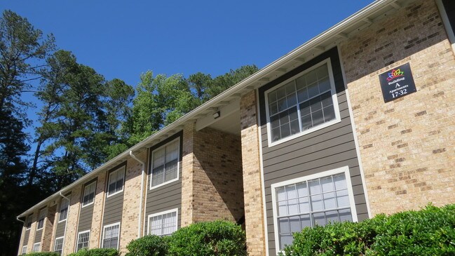 ¡Hermosas vistas exteriores de nuestros apartamentos! - New Meridian Estates