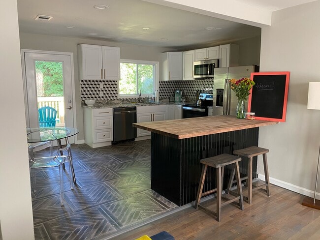 Kitchen - 364 Argus Cir NW