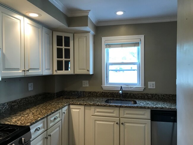 Building Photo - 27 Pleasant St