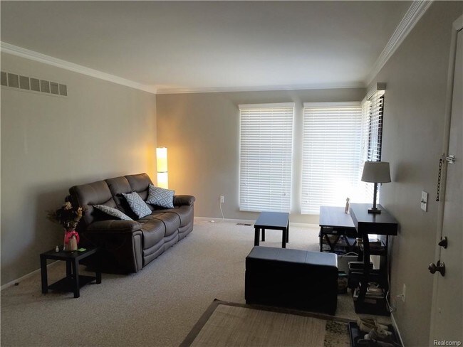 Building Photo - 2690 Roundtree Dr