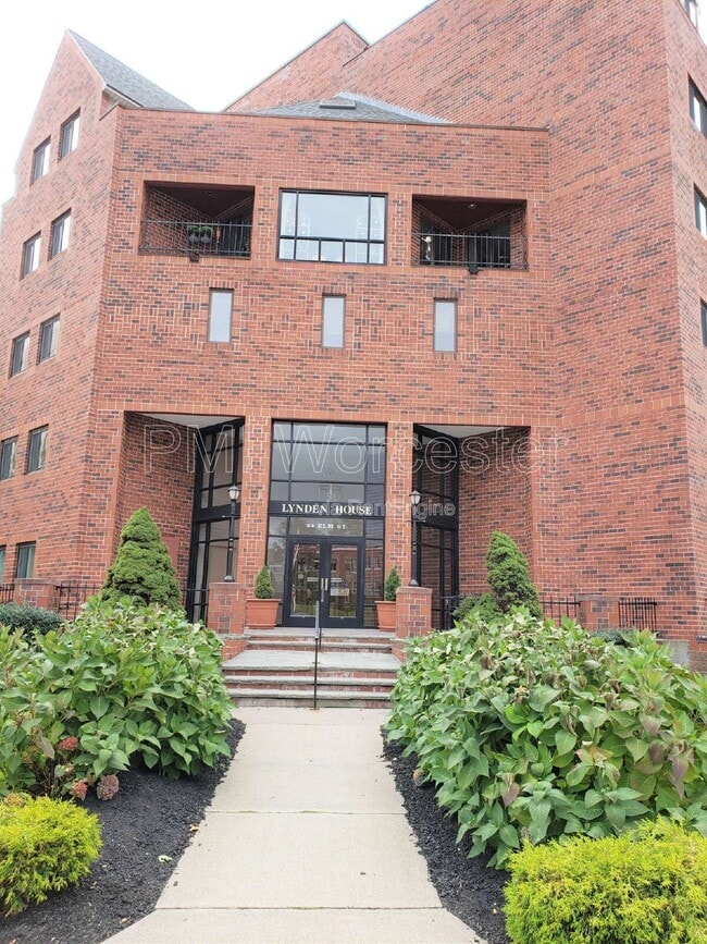 Building Photo - 44 Elm St