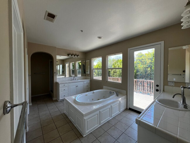 Building Photo - 12124 Scenic View Terrace