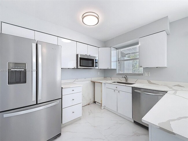 Building Photo - 1100 SE 4th Ave