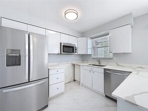 Building Photo - 1100 SE 4th Ave