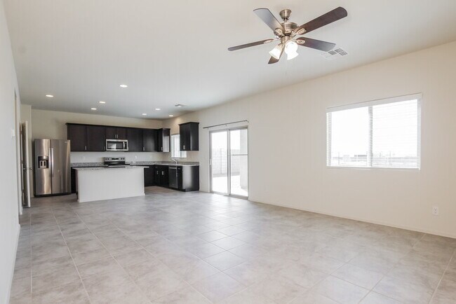 Foto del edificio - 24419 W Flores Dr