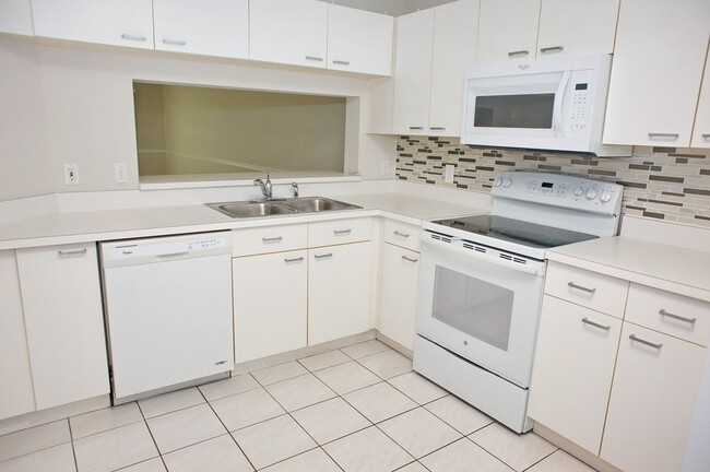 Building Photo - ANNUAL RENTAL - 2 Bedroom, 2 Bath Condo in...